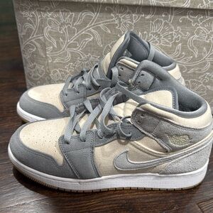 Worn only once. 
Air Jordan 1 Mid SE